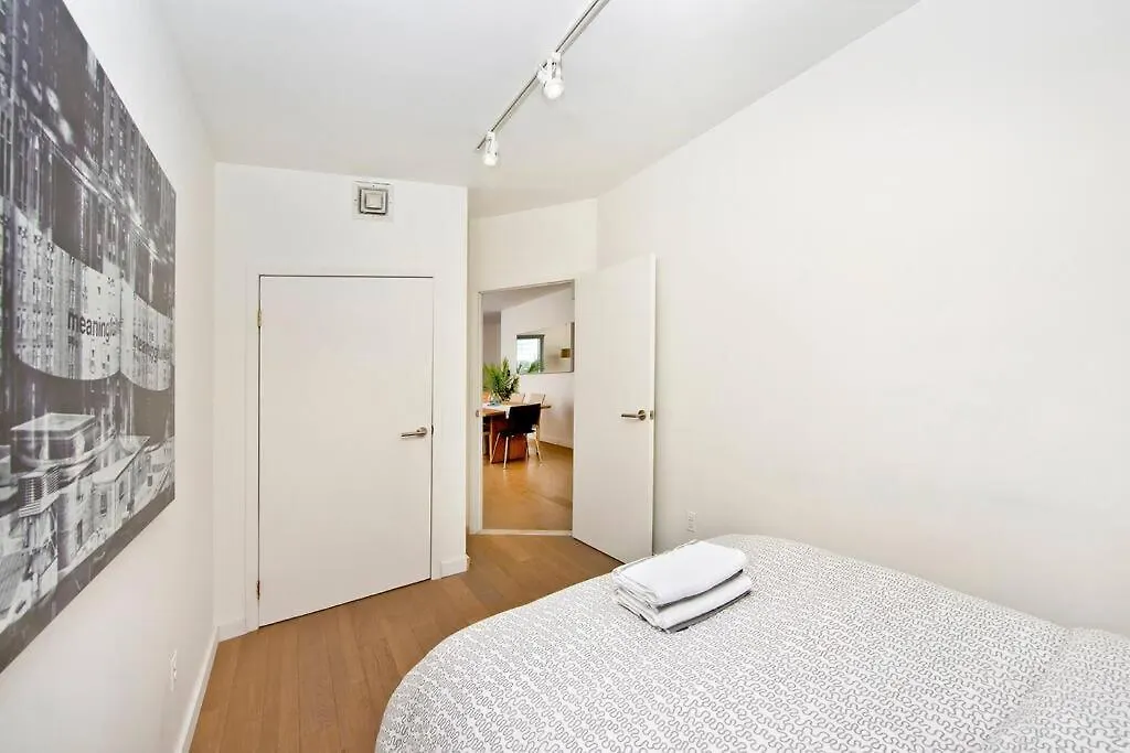 Beautiful Bright Renovated 2Br With A Balcony- Sleeps 5 Apartment New York