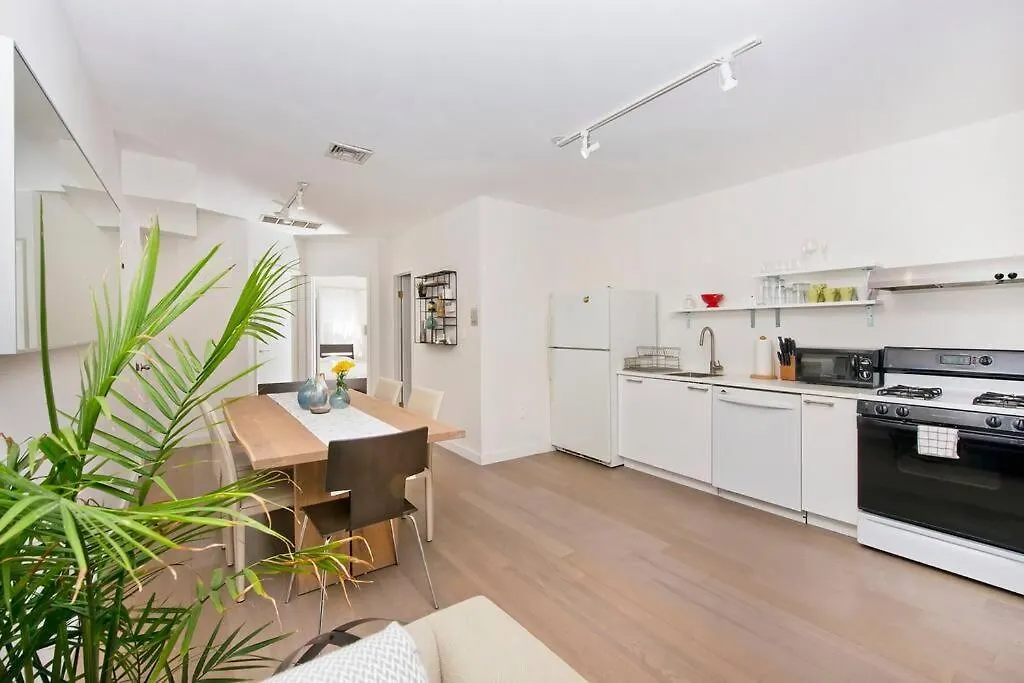 Beautiful Bright Renovated 2Br With A Balcony- Sleeps 5 Apartment New York