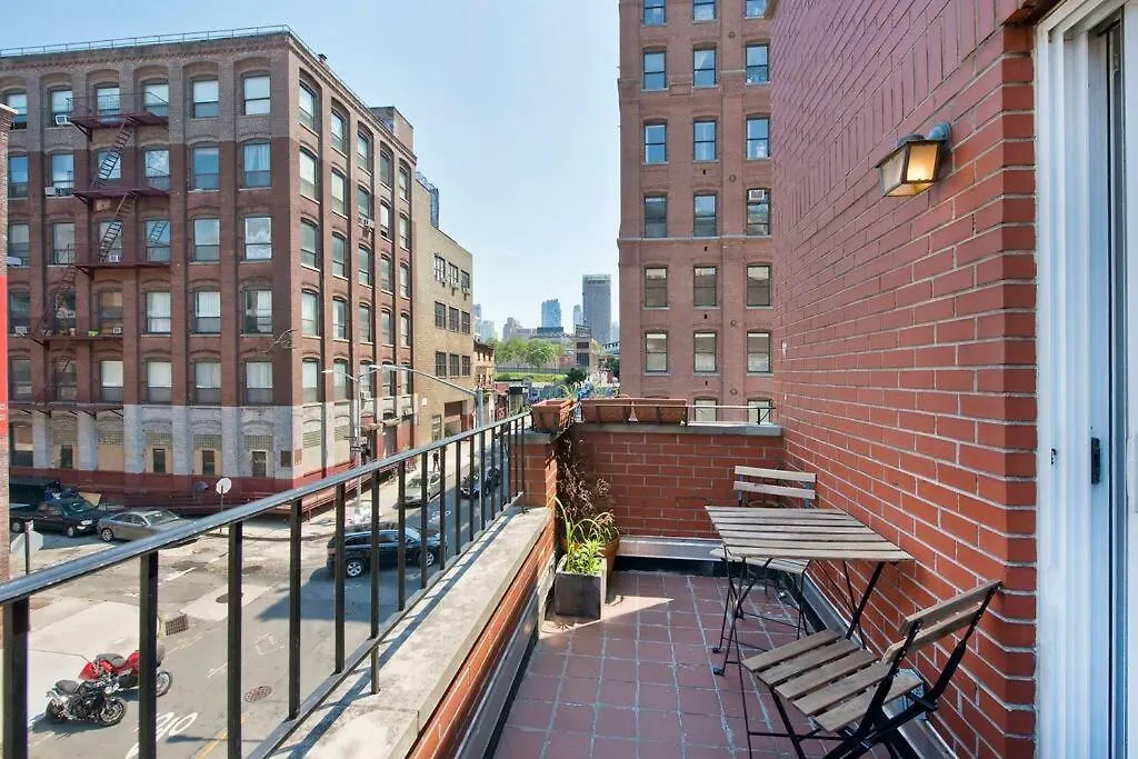 Beautiful Bright Renovated 2Br With A Balcony- Sleeps 5 Apartment New York